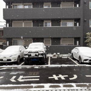 雪が積もった駐車場